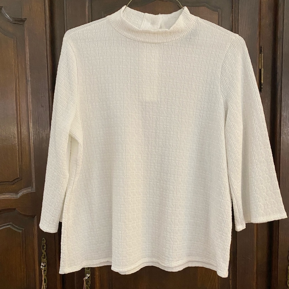 W5 winter white textured mock turtleneck buttons at back neck L bust apx 22 NWOT